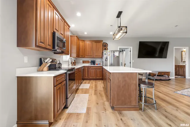 $390,000 | 142 Oak Road, Harrisburg, IL 62946