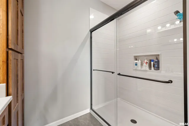 $390,000 | 142 Oak Road, Harrisburg, IL 62946