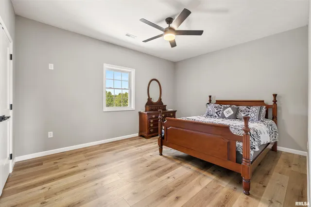 $390,000 | 142 Oak Road, Harrisburg, IL 62946