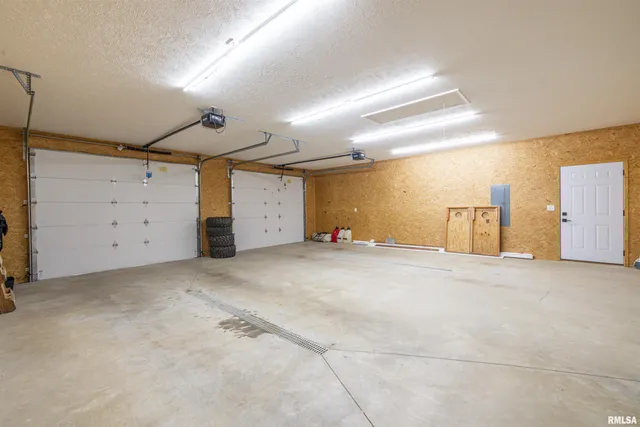 $390,000 | 142 Oak Road, Harrisburg, IL 62946