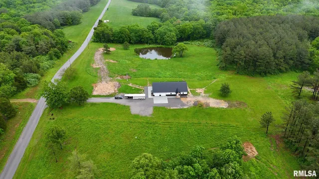 $390,000 | 142 Oak Road, Harrisburg, IL 62946