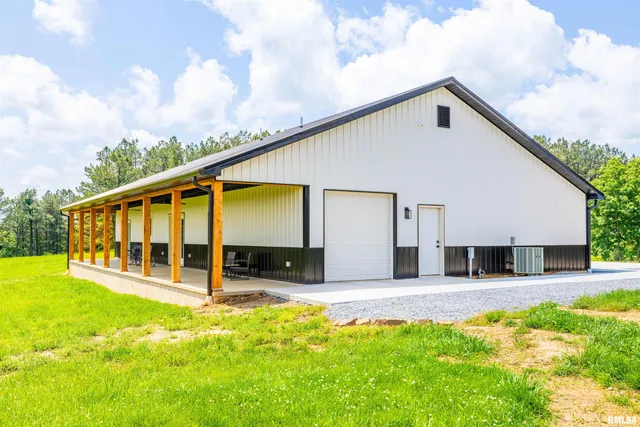 $390,000 | 142 Oak Road, Harrisburg, IL 62946