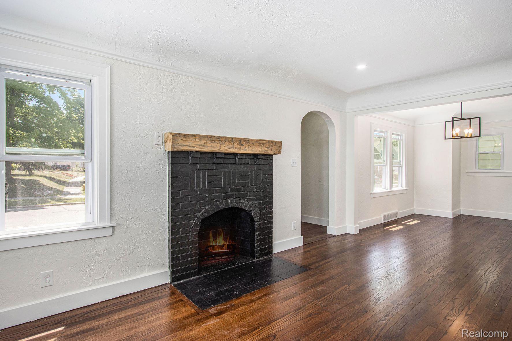 117 Mohawk Road Pontiac, MI 48341 - Photo 5 of 19 Fireplace and adjacent dining room