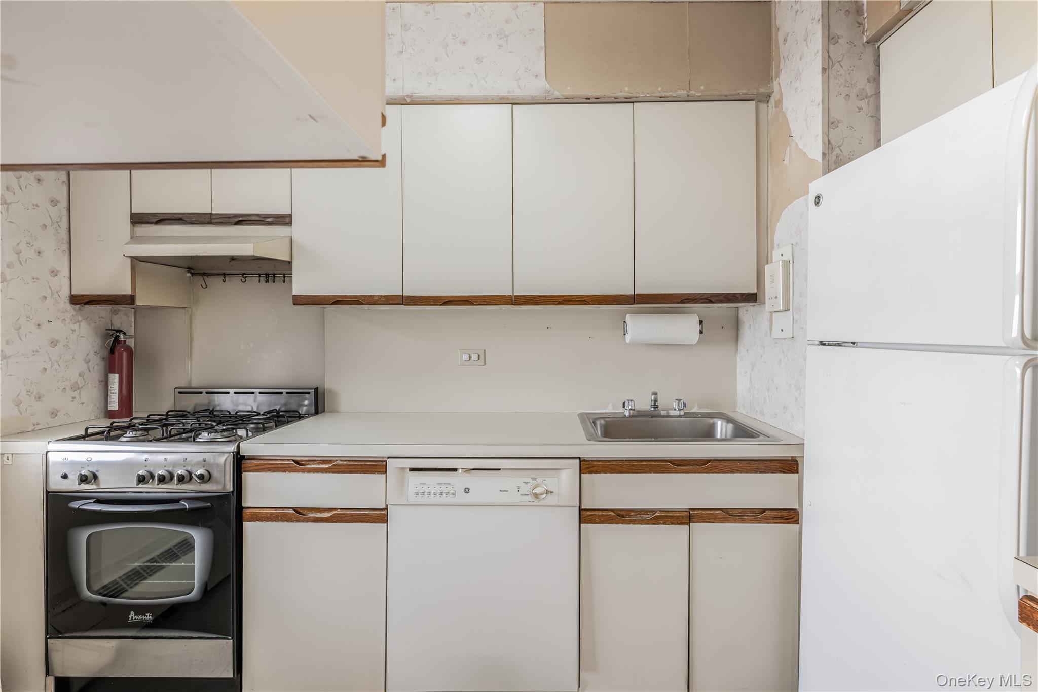 61-25 97th Street, Unit 15F Queens, NY 11374 - Photo 11 of 26 a kitchen with a stove and a refrigerator