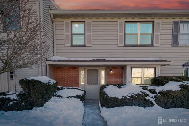 $439,999 | 127 Hampton Court, Somerset, NJ 08873