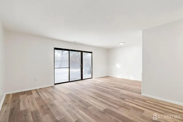 $439,999 | 127 Hampton Court, Somerset, NJ 08873