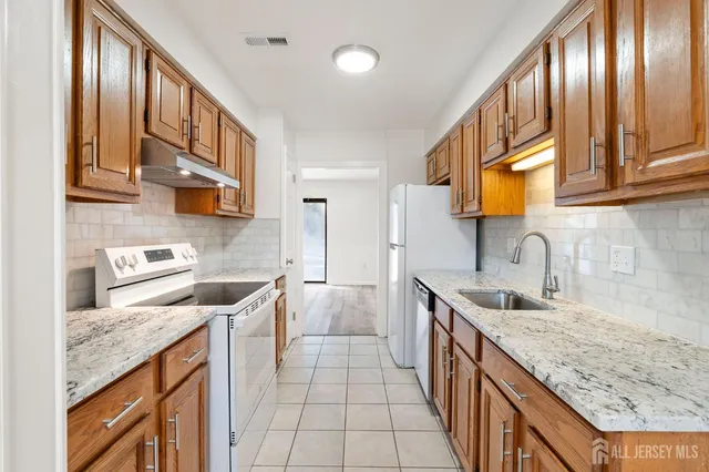 $439,999 | 127 Hampton Court, Somerset, NJ 08873