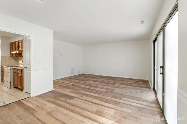 $439,999 | 127 Hampton Court, Somerset, NJ 08873