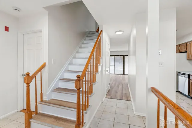 $439,999 | 127 Hampton Court, Somerset, NJ 08873