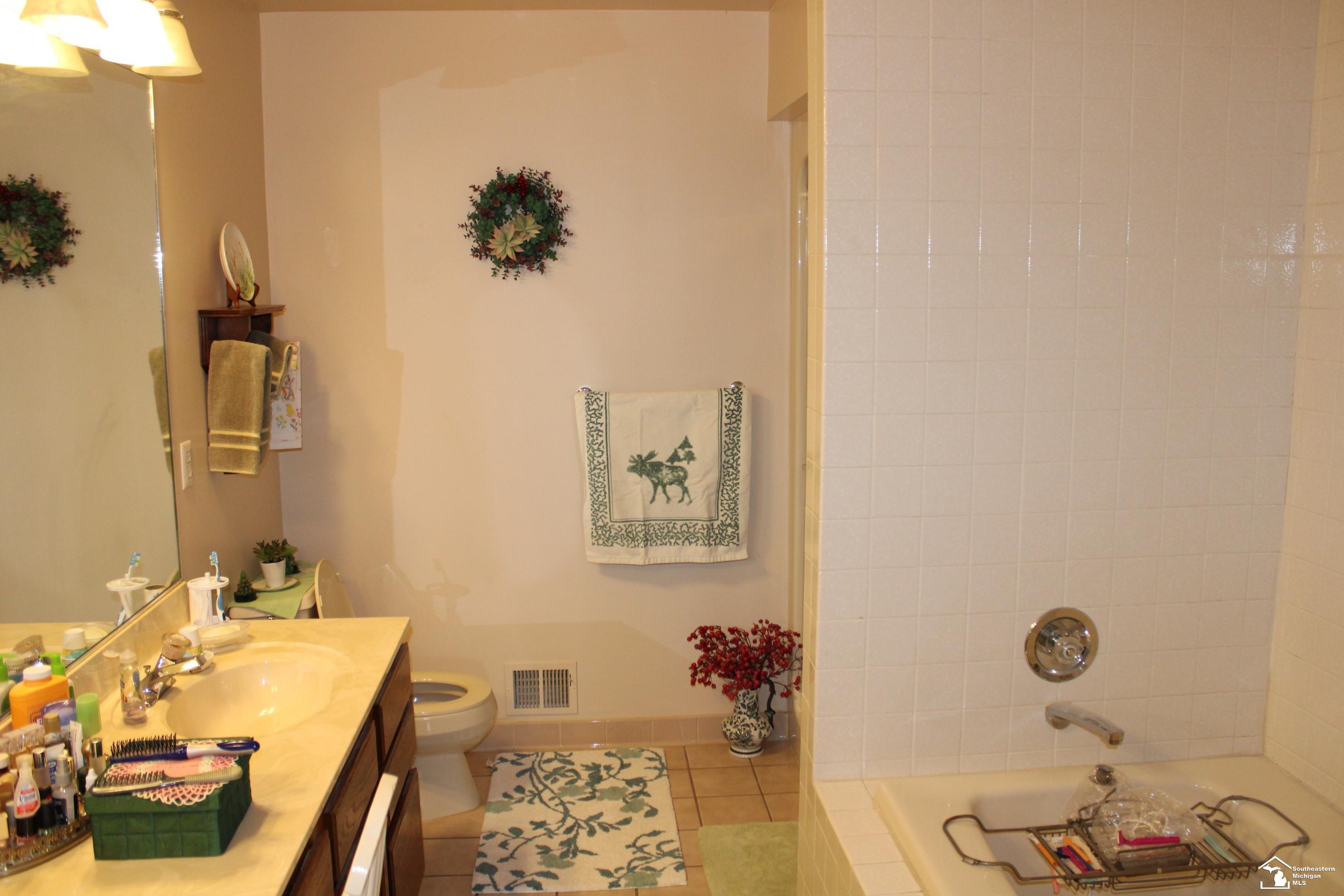 5840 East Dunbar Road, Unit 13 Monroe, MI 48161 - Photo 24 of 39 Primary Bath