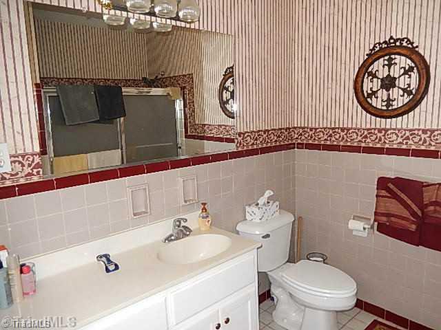 113 Ridgewood Drive Lexington, NC 27292 - Photo 7 of 16 Master Bath/Spa.