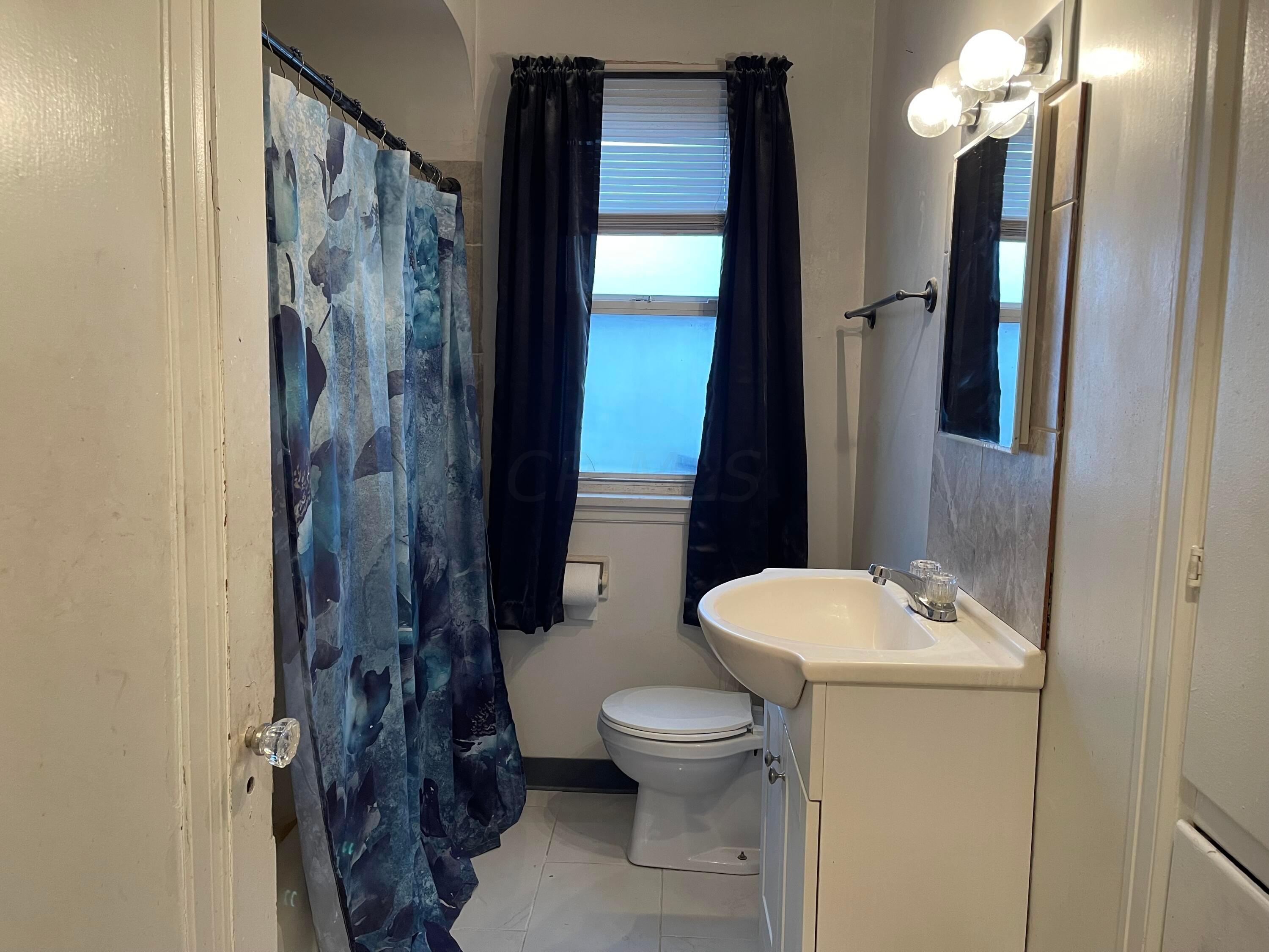 1426 Lockbourne Road Columbus, OH 43206 - Photo 8 of 14 Full Bath