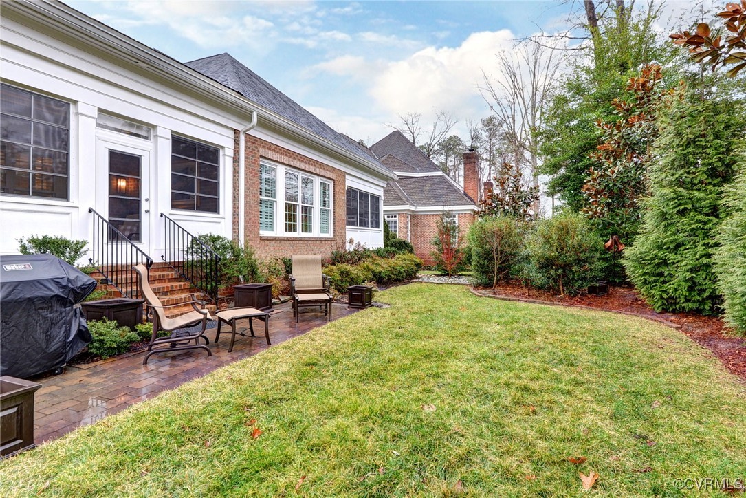 104 Edenbridge Williamsburg, VA 23188 - Photo 46 of 50 a view of a patio with table and chairs and potted plants