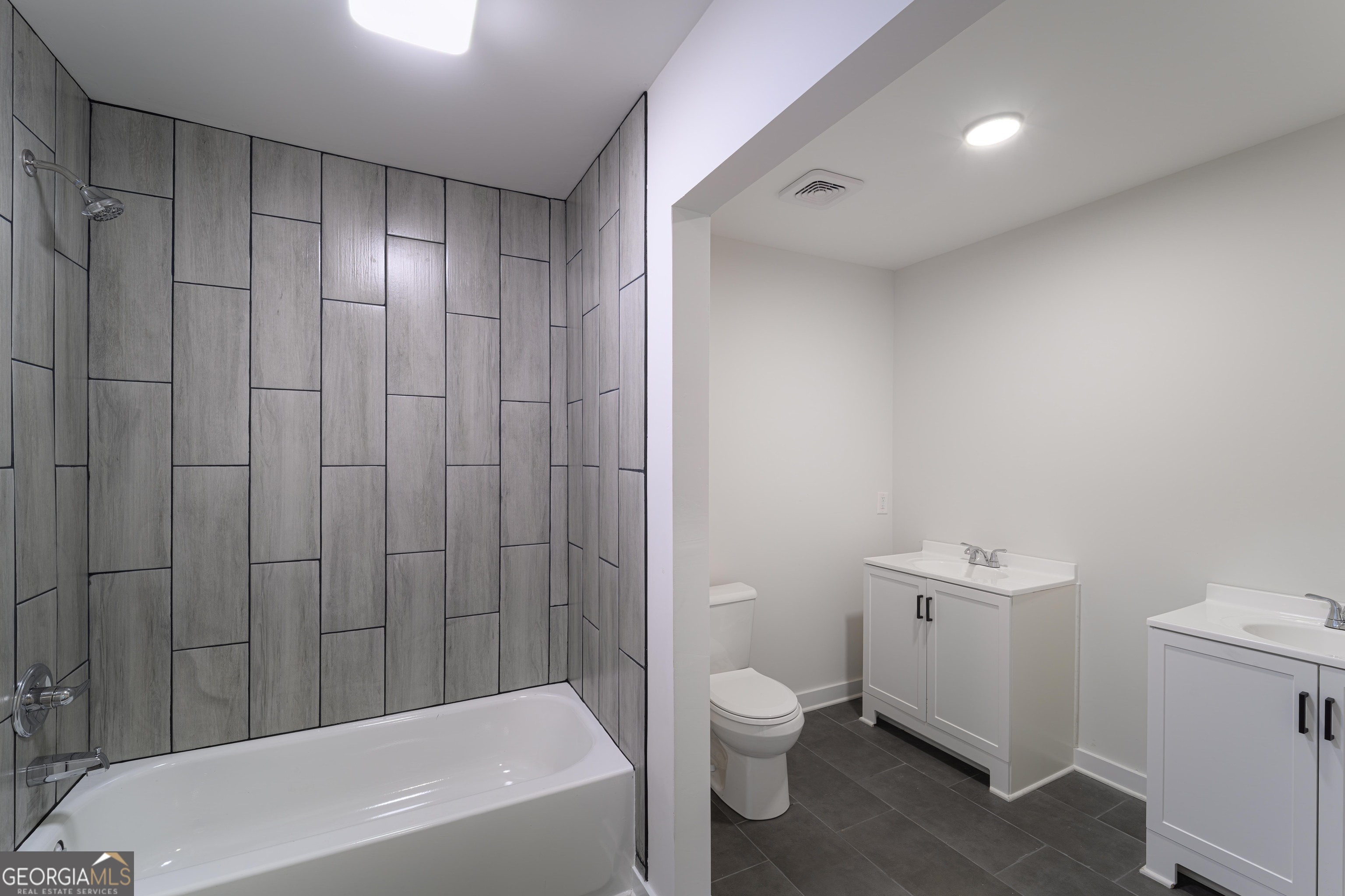 418 Lamb Road Moreland, GA 30259 - Photo 18 of 32 a bathroom with a toilet a sink and bathtub