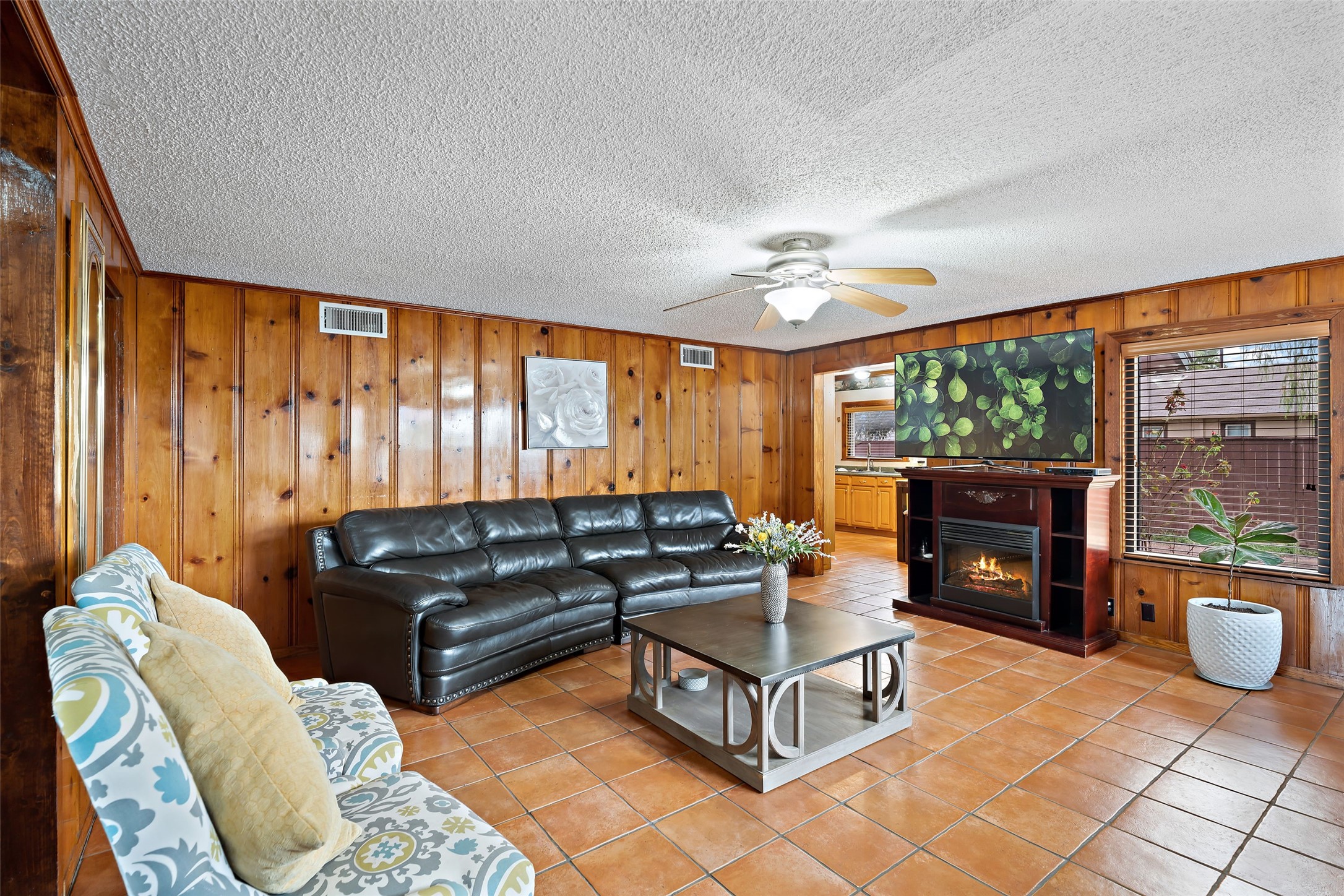 7438 Wright Road Houston, TX 77041 - Photo 29 of 50 The family room in the guest house.