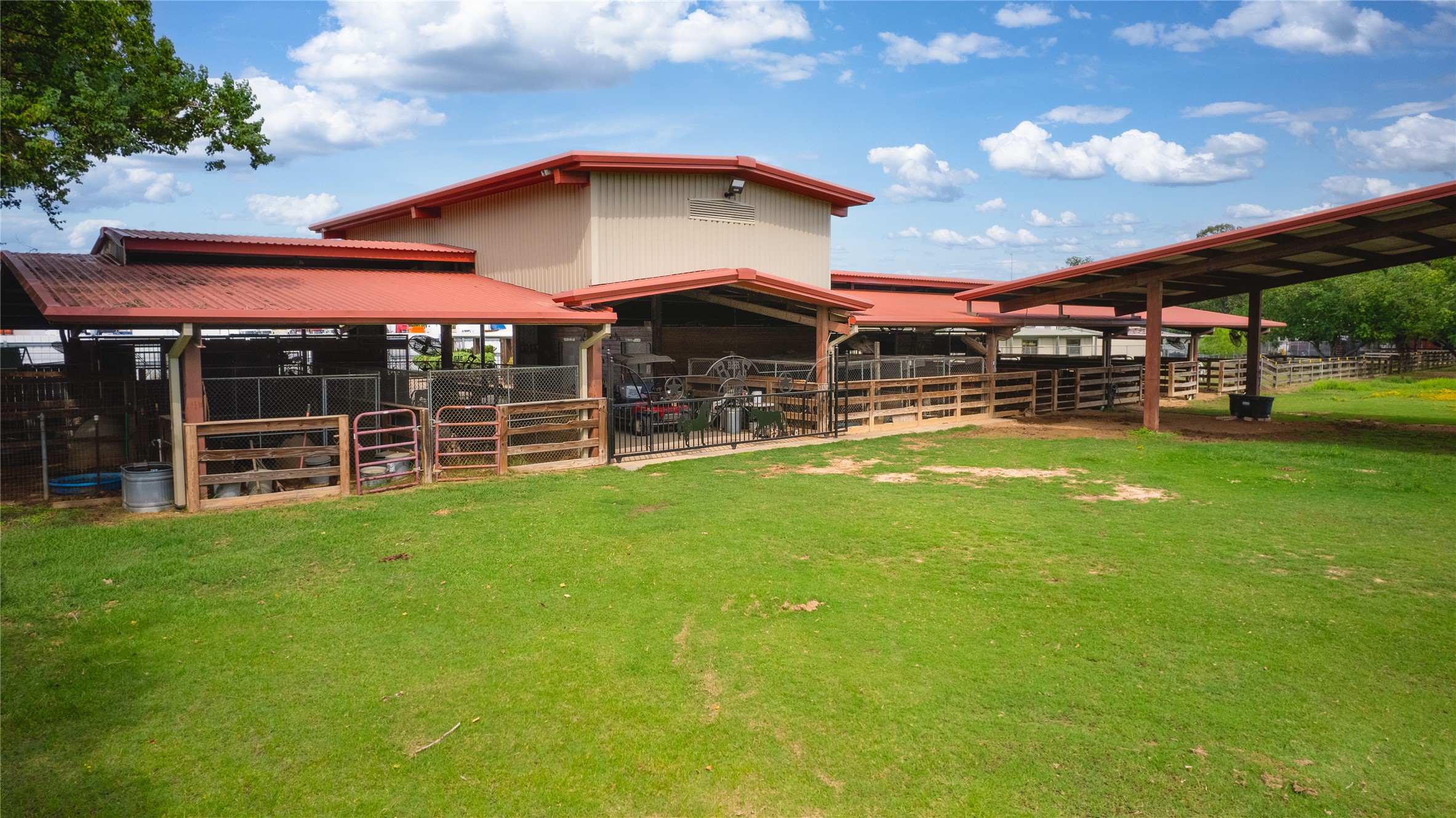 7438 Wright Road Houston, TX 77041 - Photo 36 of 50 The Horse Stable.