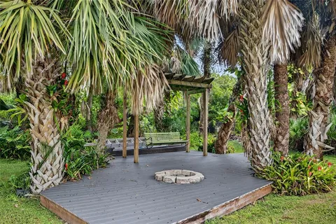 a view of a backyard