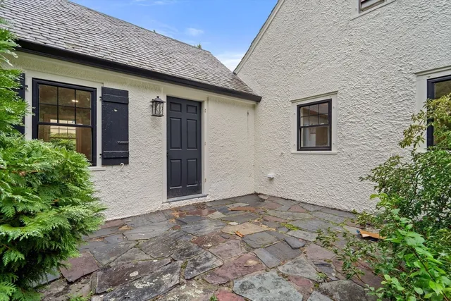 a view of an entrance of the house