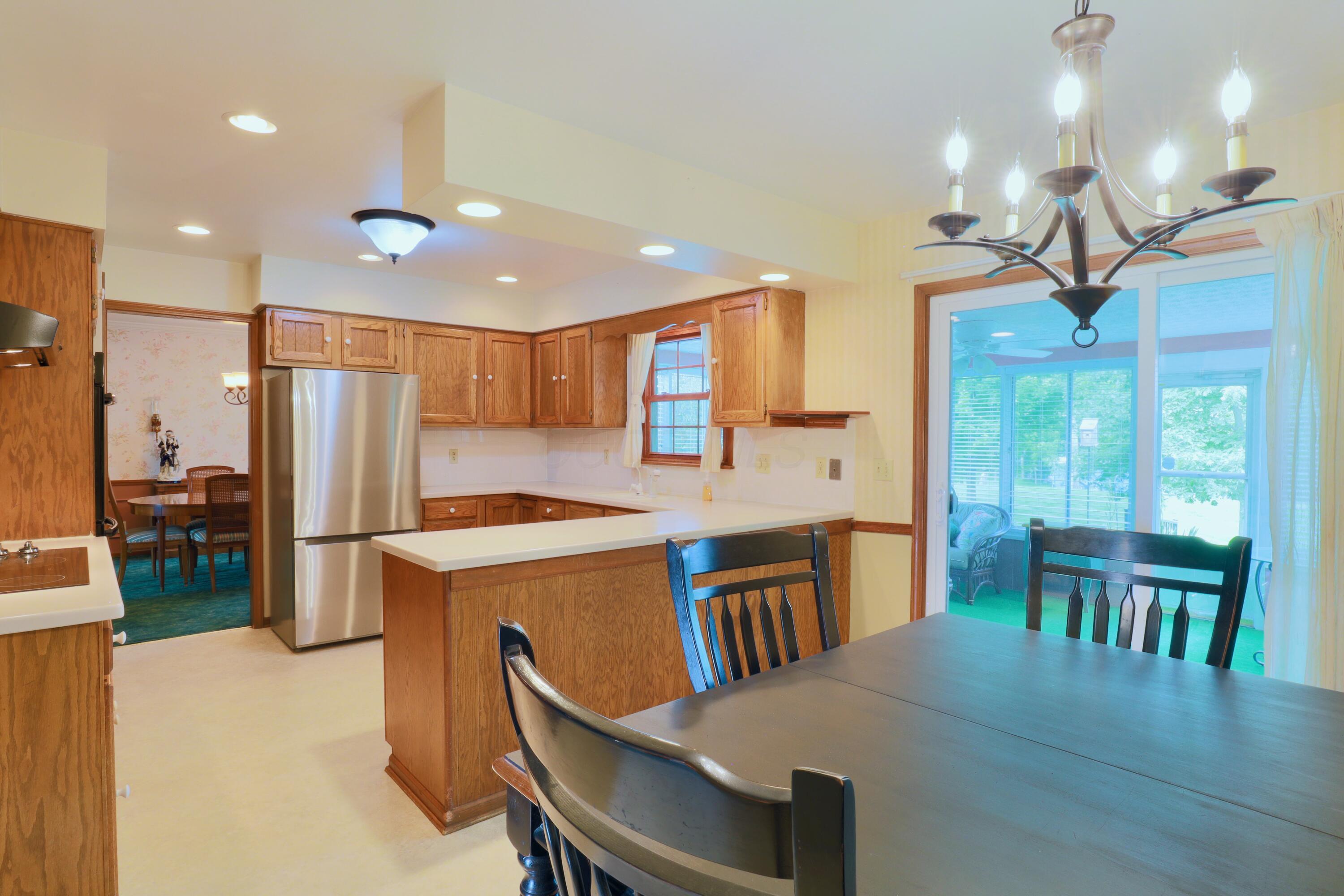 249 Orchard View Road Northeast Lancaster, OH 43130 - Photo 11 of 39 Eat-in Kitchen