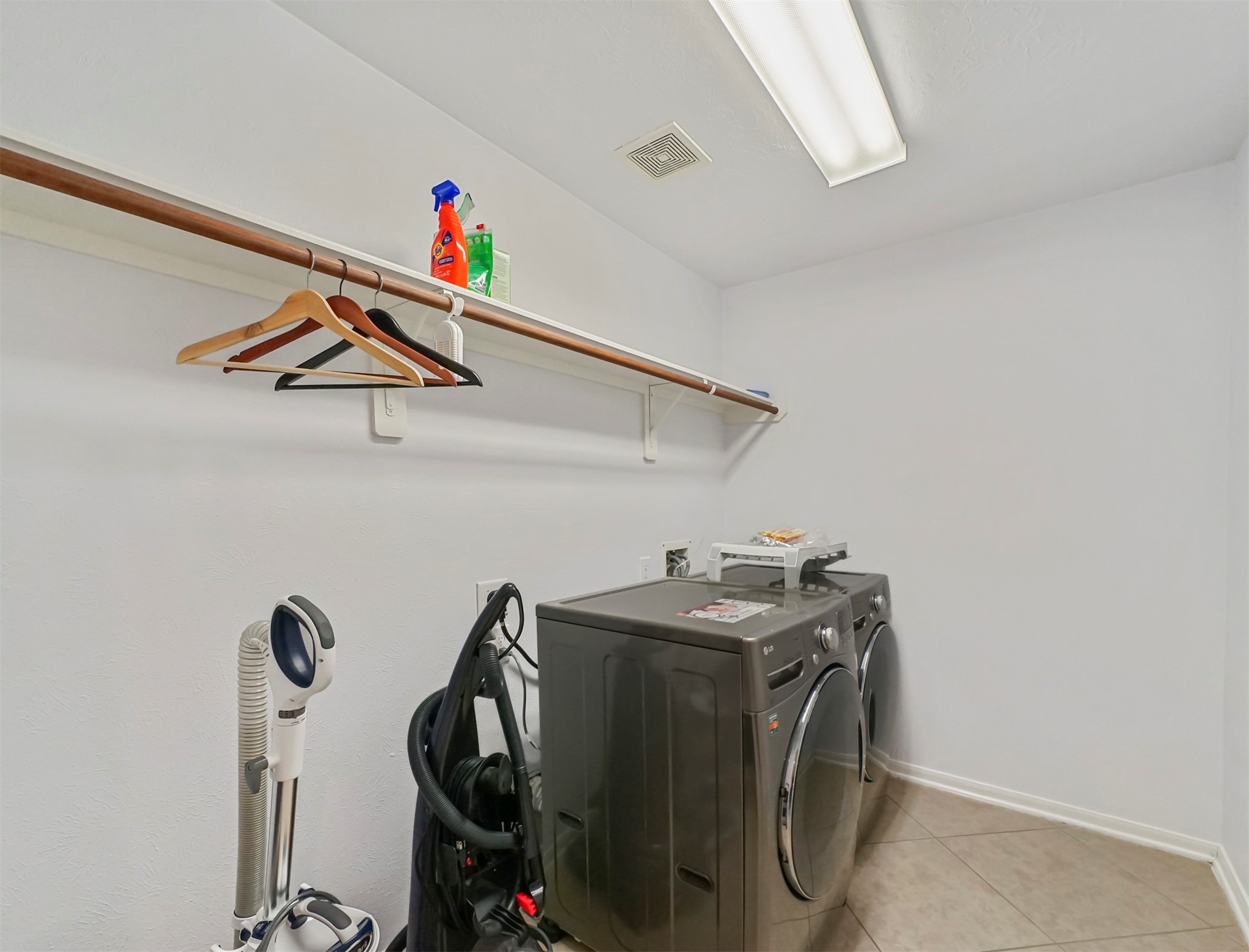 8214 Garrison Point Drive Houston, TX 77040 - Photo 8 of 37 a utility room with dryer and washer