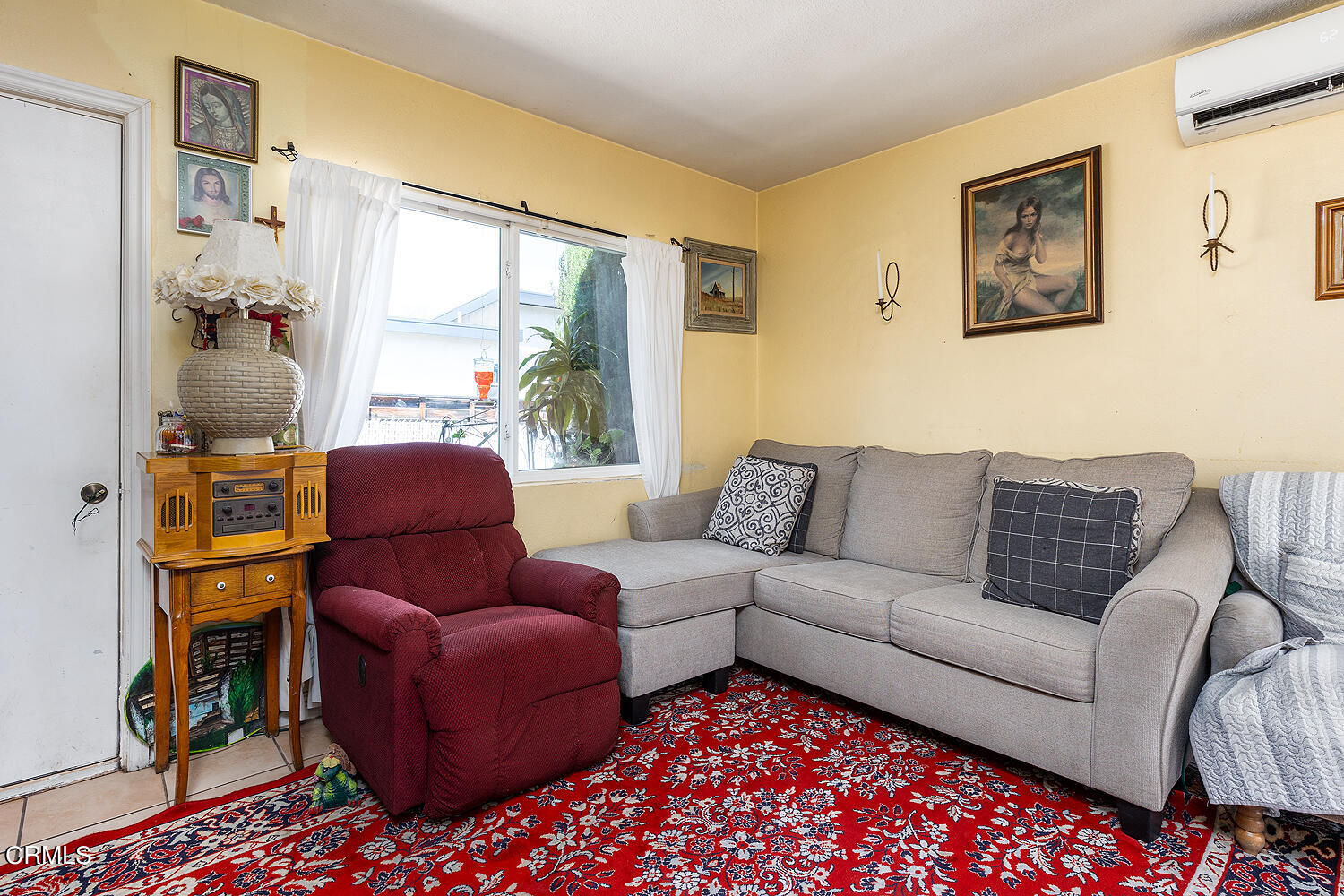 504 North Catalina Avenue Pasadena, CA 91106 - Photo 21 of 42 a living room with furniture and a floor to ceiling window
