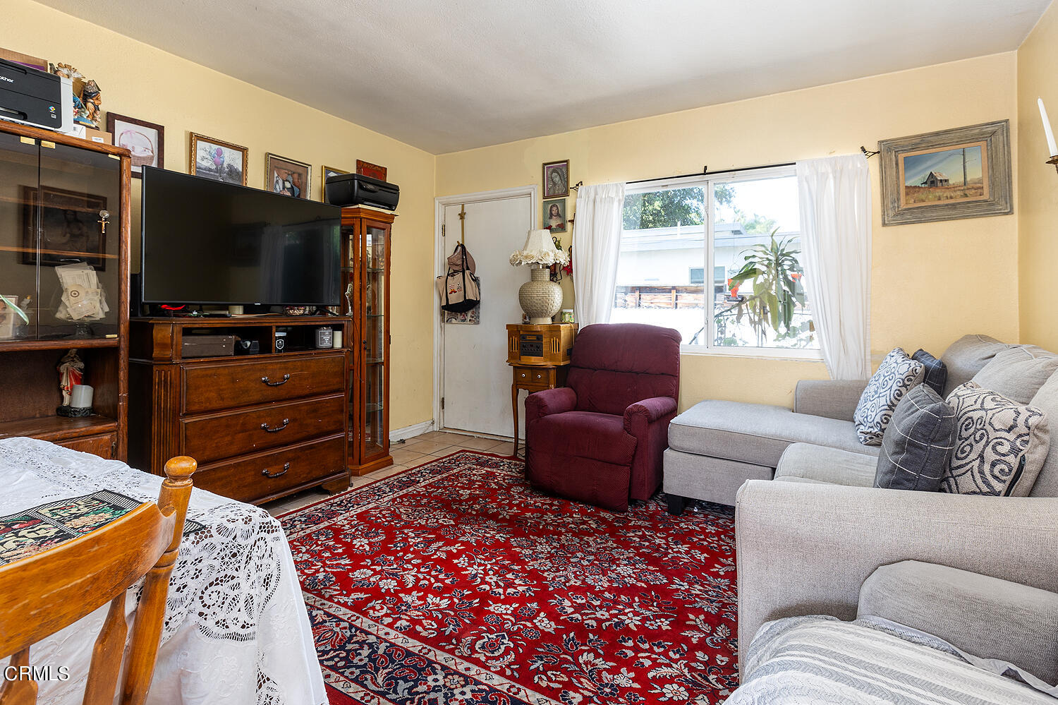 504 North Catalina Avenue Pasadena, CA 91106 - Photo 22 of 42 a living room with furniture and a flat screen tv