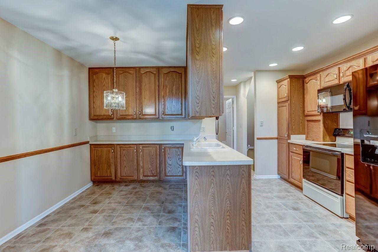 641 Reed Court Northville, MI 48167 - Photo 9 of 32 BEAUTIFUL CERAMIC FLOORING