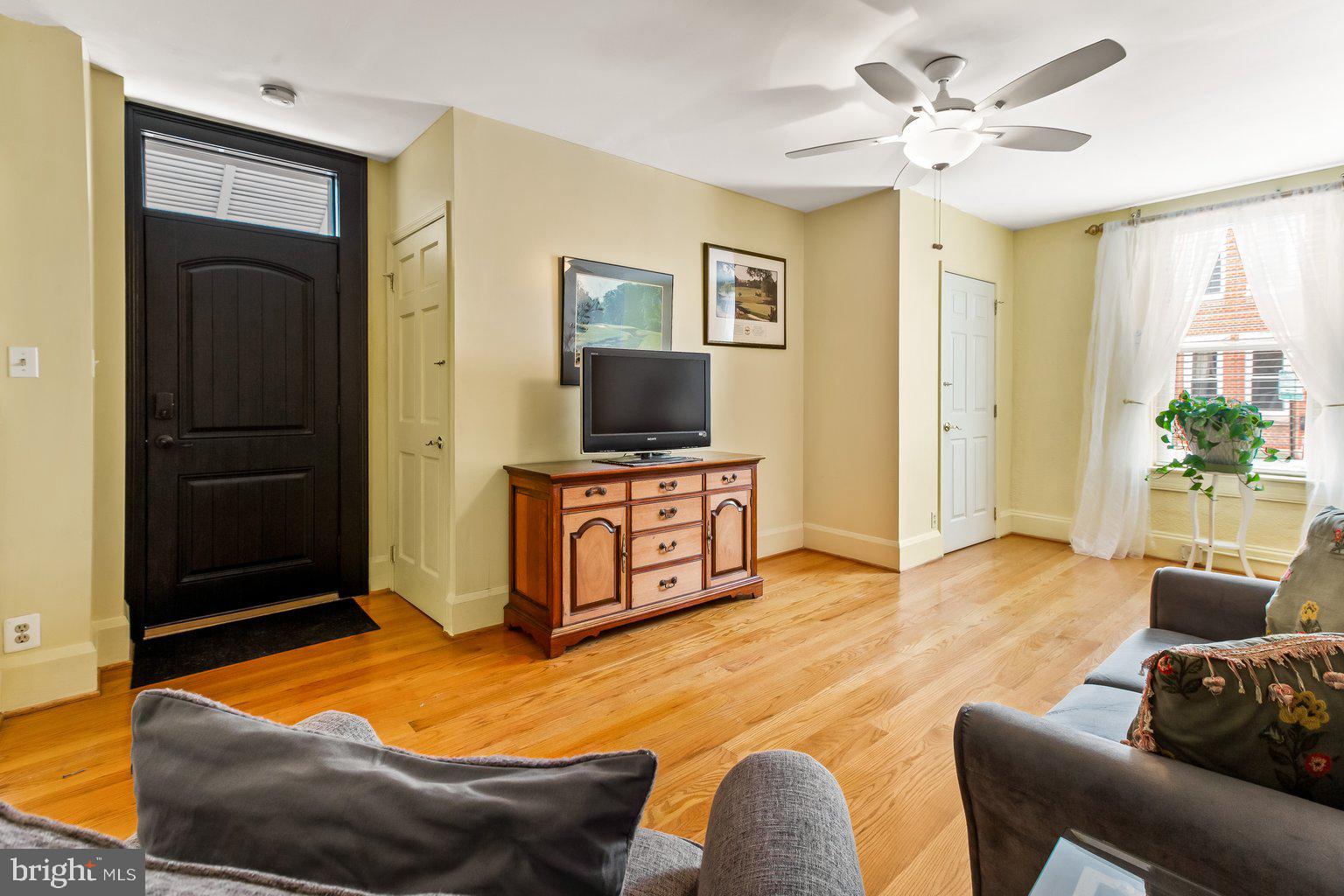 205 South Exeter Street Baltimore, MD 21202 - Photo 31 of 58 1st Floor Living Room