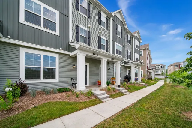 $399,000 | 1544 Syracuse Drive, Grayslake, IL 60030