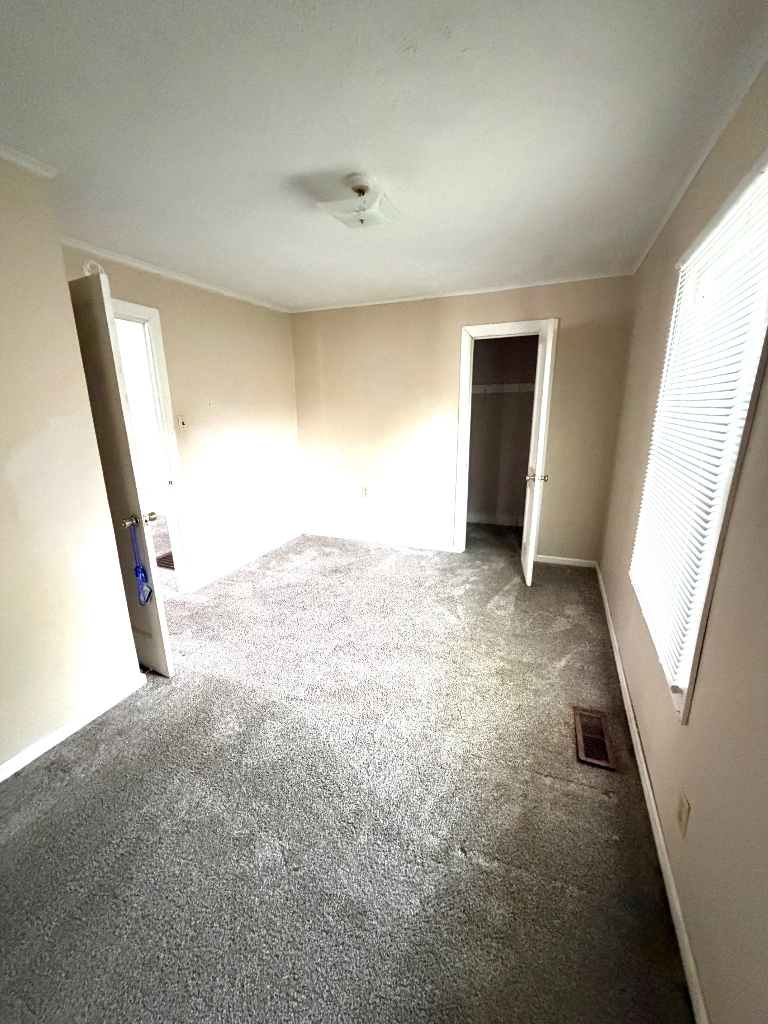 405 South Wooldridge Road Hopkinsville, KY 42240 - Photo 8 of 16 an empty room with windows