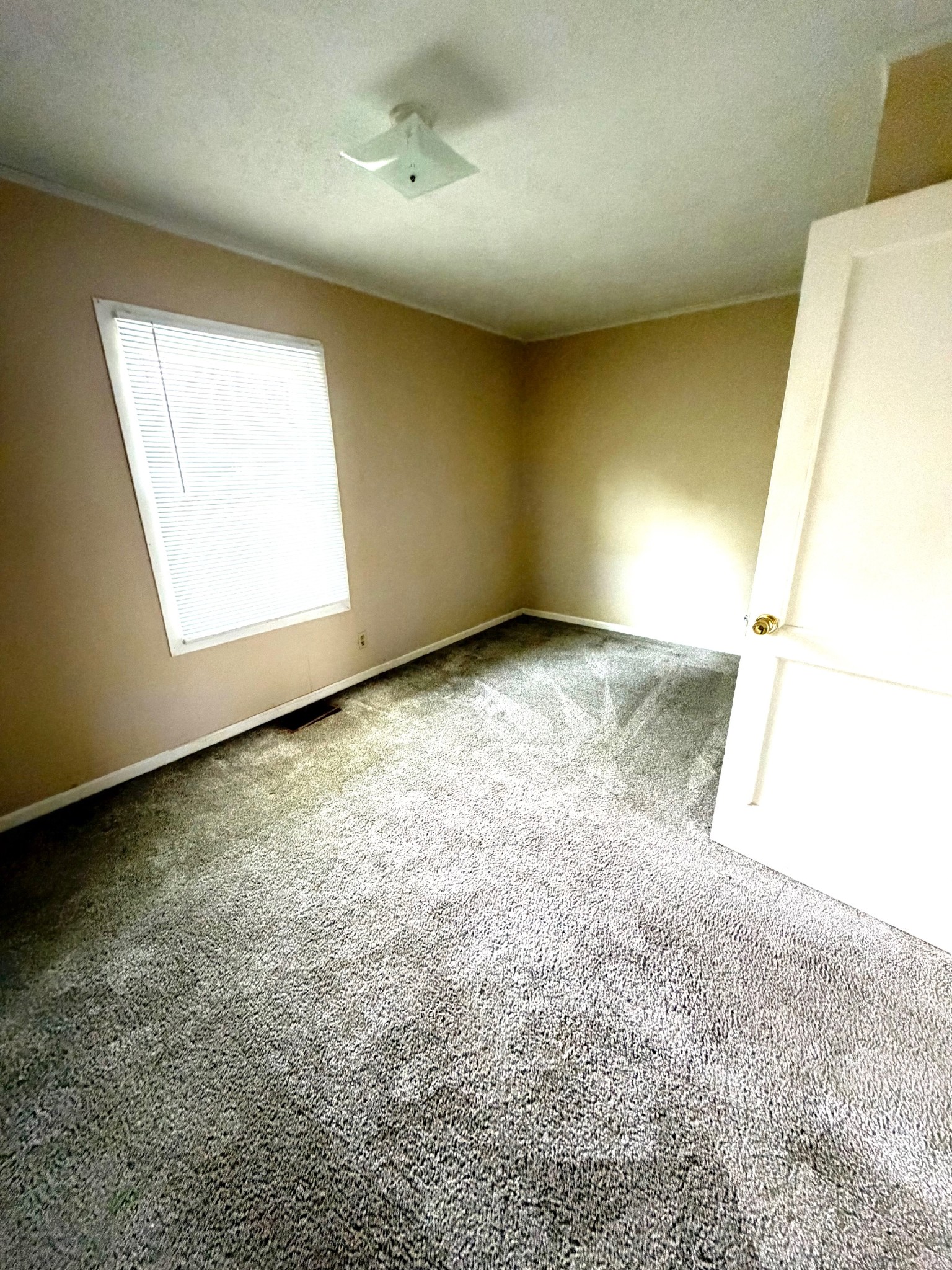 405 South Wooldridge Road Hopkinsville, KY 42240 - Photo 9 of 16 a view of an empty room with a window
