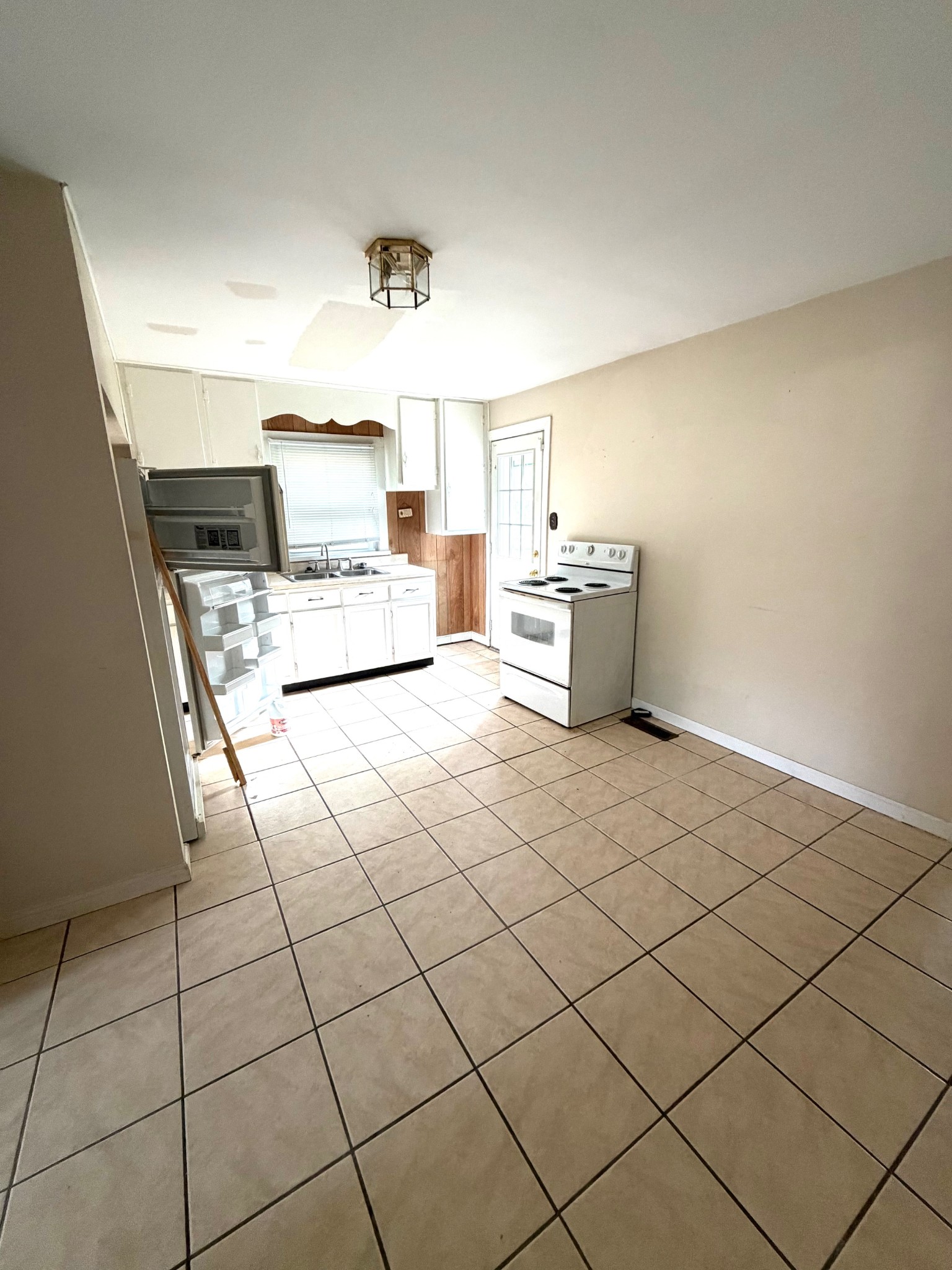 405 South Wooldridge Road Hopkinsville, KY 42240 - Photo 10 of 16 a living room with a table chairs and a table