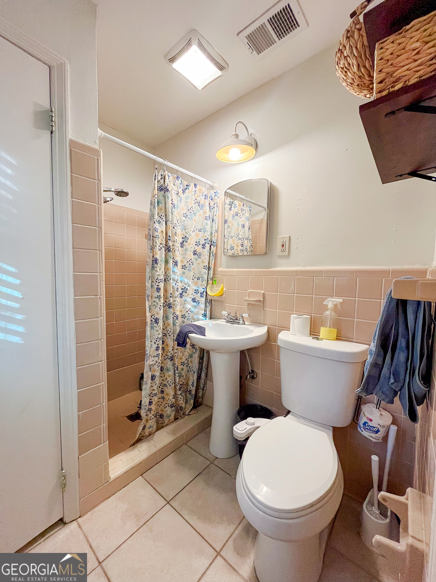 218 Pinehurst Drive Dublin, GA 31021 - Photo 16 of 38 a bathroom with a sink toilet and shower