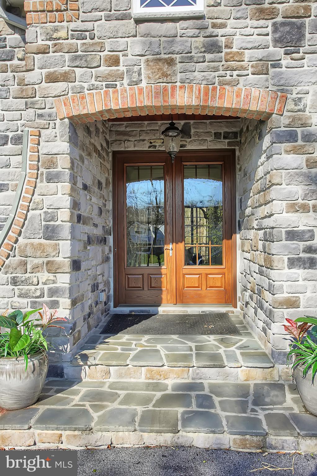 2746 Colonial Road Harrisburg, PA 17112 - Photo 2 of 34 Front Porch