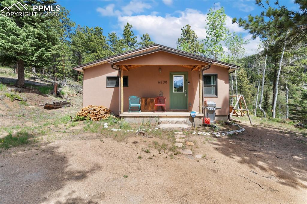 a view of a house with a yard
