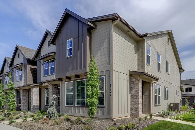 $409,900 | 1328 North Meadowglen Avenue, Meridian, ID 83642