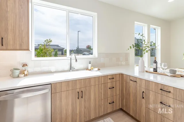 $409,900 | 1328 North Meadowglen Avenue, Meridian, ID 83642