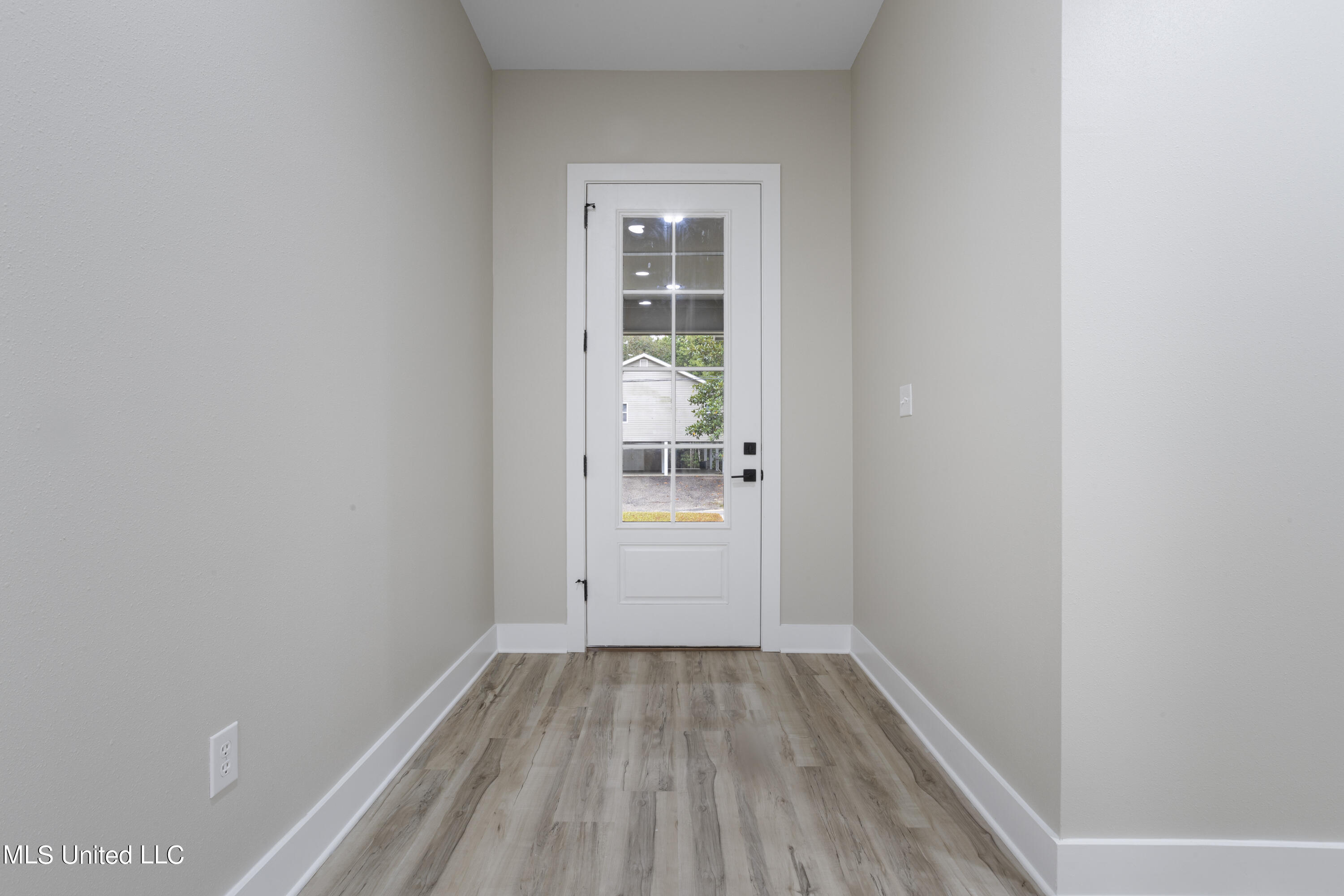 9014 Old Walnut Road Ocean Springs, MS 39564 - Photo 4 of 33 004 (7)