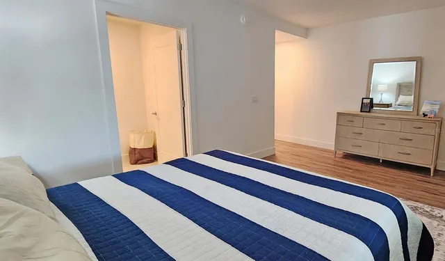 $4,000 | 1709 North Tamiami Trail, Unit 323/324, Sarasota, FL 34234