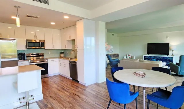 $4,000 | 1709 North Tamiami Trail, Unit 323/324, Sarasota, FL 34234