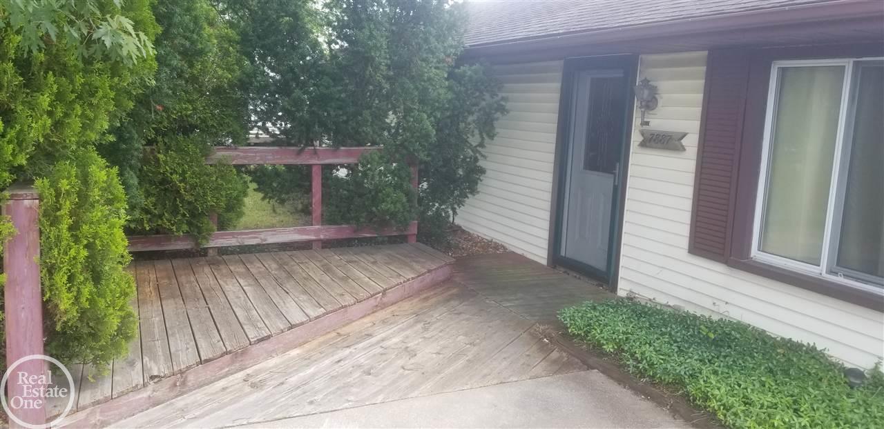 7887 Elizabeth Lake Road Waterford, MI 48327 - Photo 2 of 25