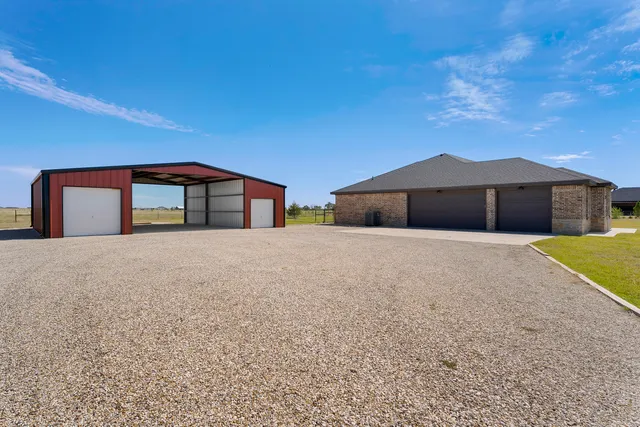 a view of a big room with a garage