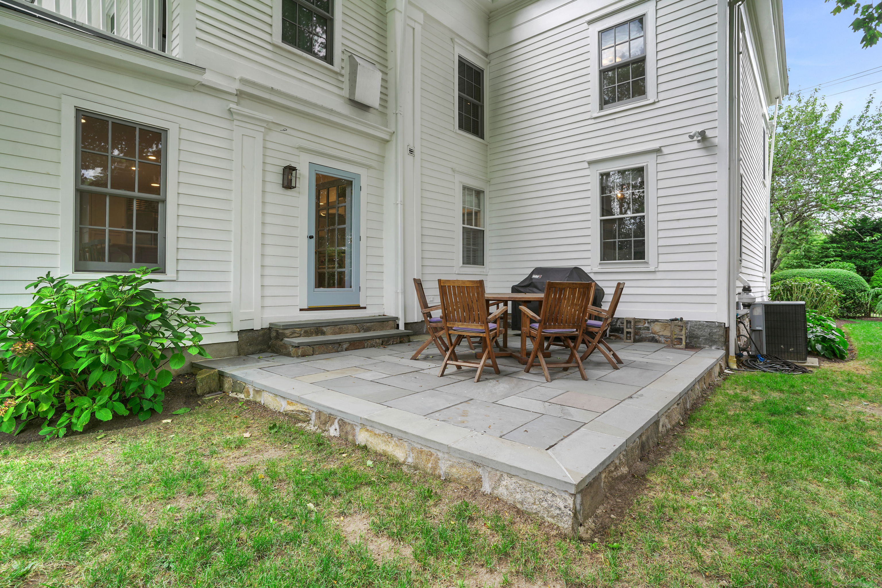 215 Old Post Road Fairfield, CT 06824 - Photo 19 of 39