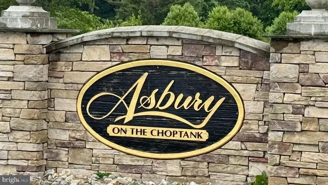 a view of entryway with a sign board