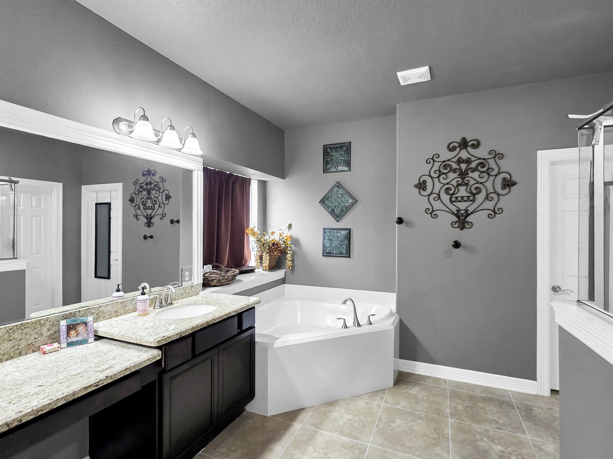 14865 Lisa Lane Beaumont, TX 77713 - Photo 12 of 25 Primary bath