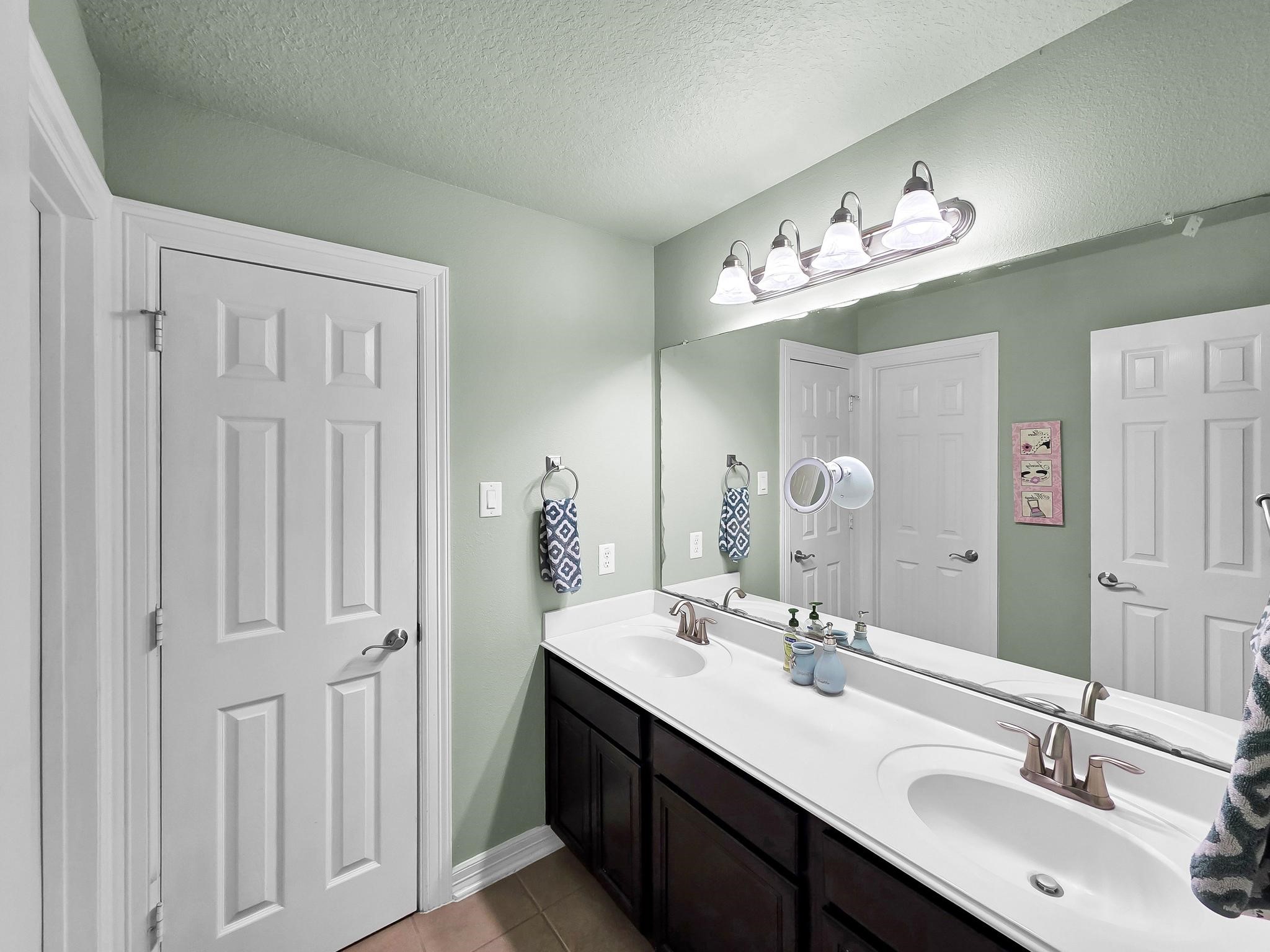 14865 Lisa Lane Beaumont, TX 77713 - Photo 21 of 25 Bathroom 3 up hollywood between bedrooms 3-2