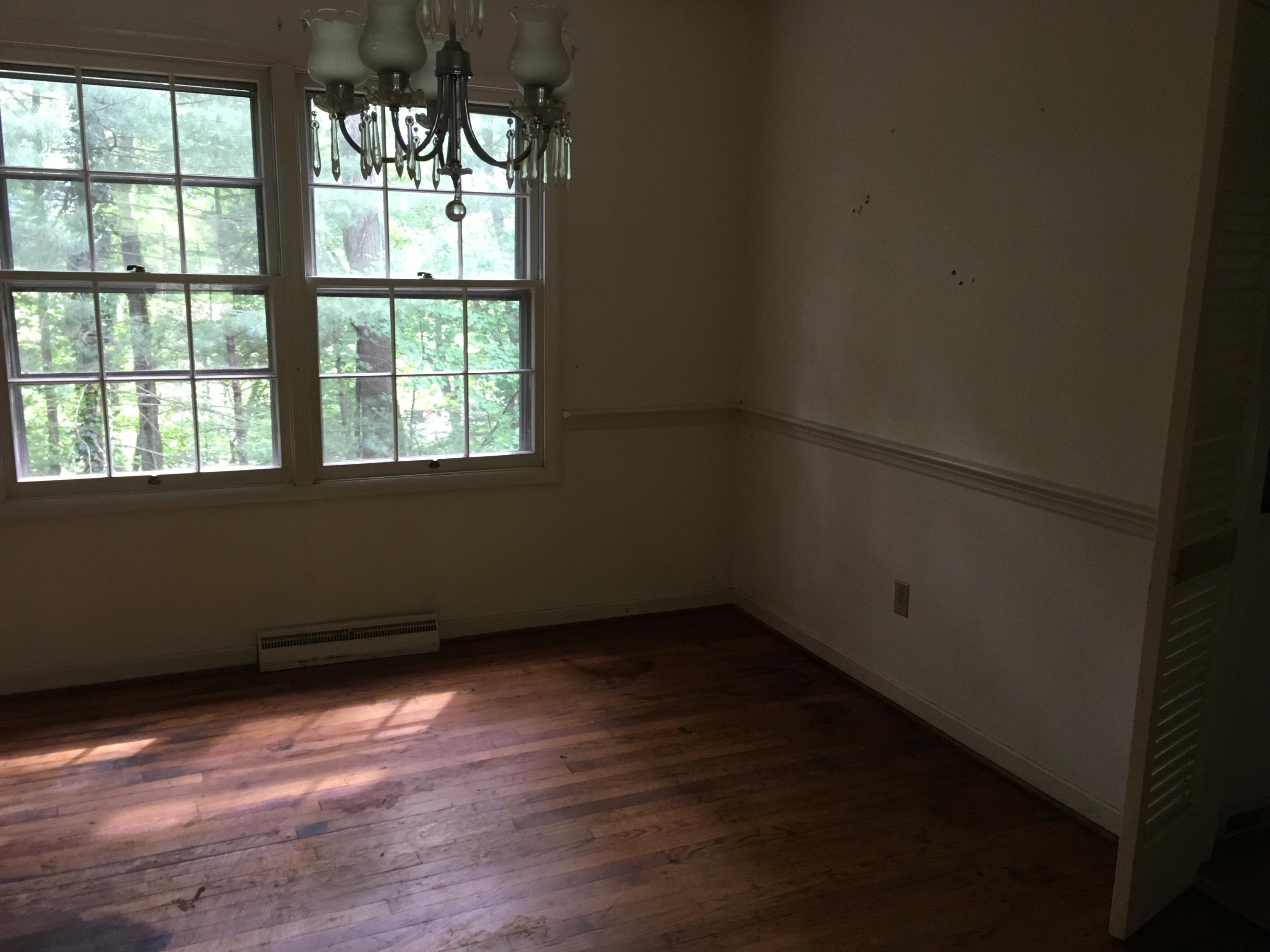 109 Ravenwood Road Middlesboro, KY 40965 - Photo 3 of 12 IMG_5247
