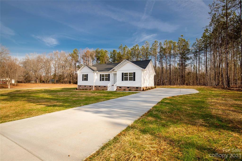 6724 State Rd S-29-555 Kershaw, SC 29067 - Photo 2 of 31 a view of a house with a yard