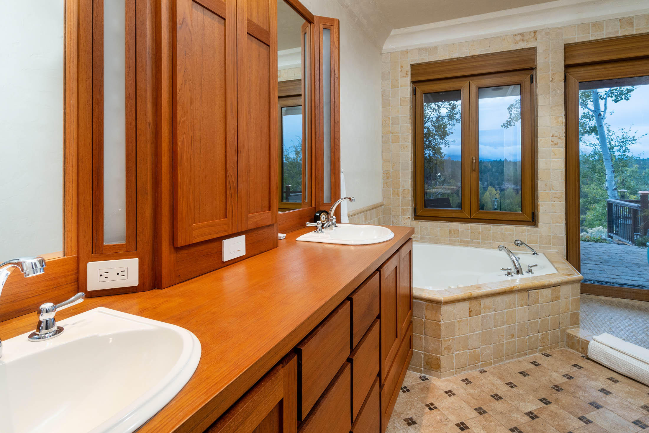 70100 Camp Polk Road Sisters, OR 97759 - Photo 17 of 38 Main bathroom