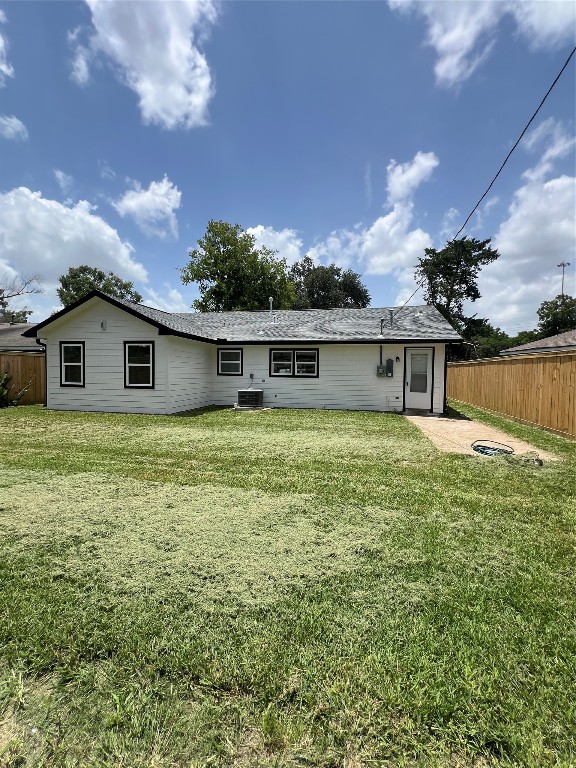 7613 Lady Street Houston, TX 77021 - Photo 16 of 18 a house view with a garden space